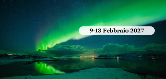Aurora boreale verde sopra il fiordo di Tromso, in Norvegia