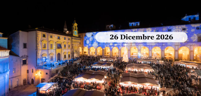 Piazza Grande ad Arezzo dall alto con il mercatino tirolese e le proiezioni luminose