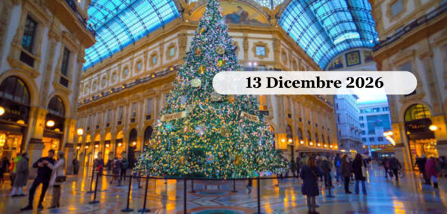 L albero di Natale nella Galleria Vittorio Emanuele II a Milano