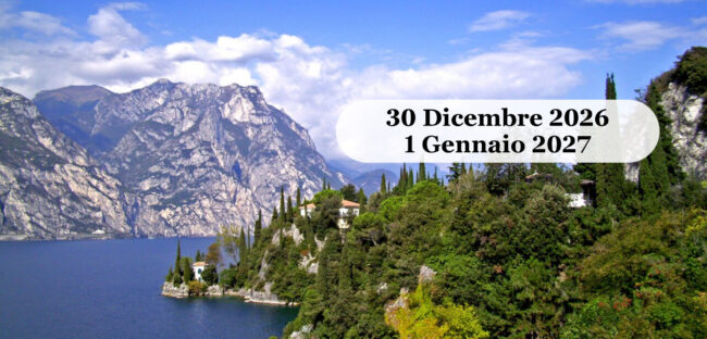 Il Lago di Garda dall'alto tra le montagne, con cipressi e vegetazione sulla riva