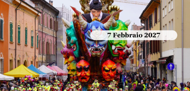 Un carro allegorico del Carnevale d'Europa a Cento, in una via del centro durante il corso mascherato