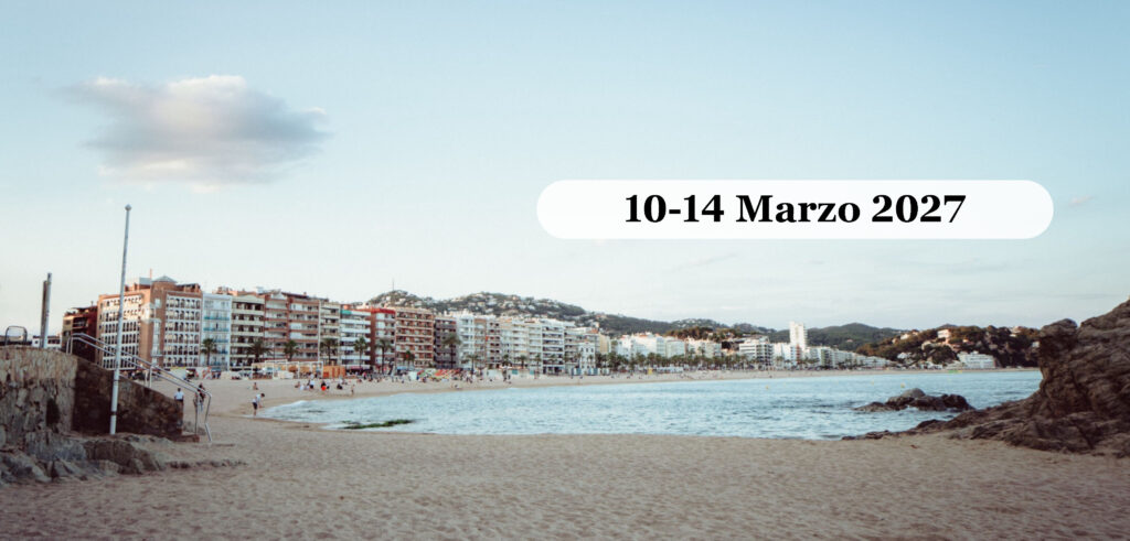 La spiaggia di Lloret de Mar sulla Costa Brava, con il lungomare e i palazzi della città affacciati sul mare