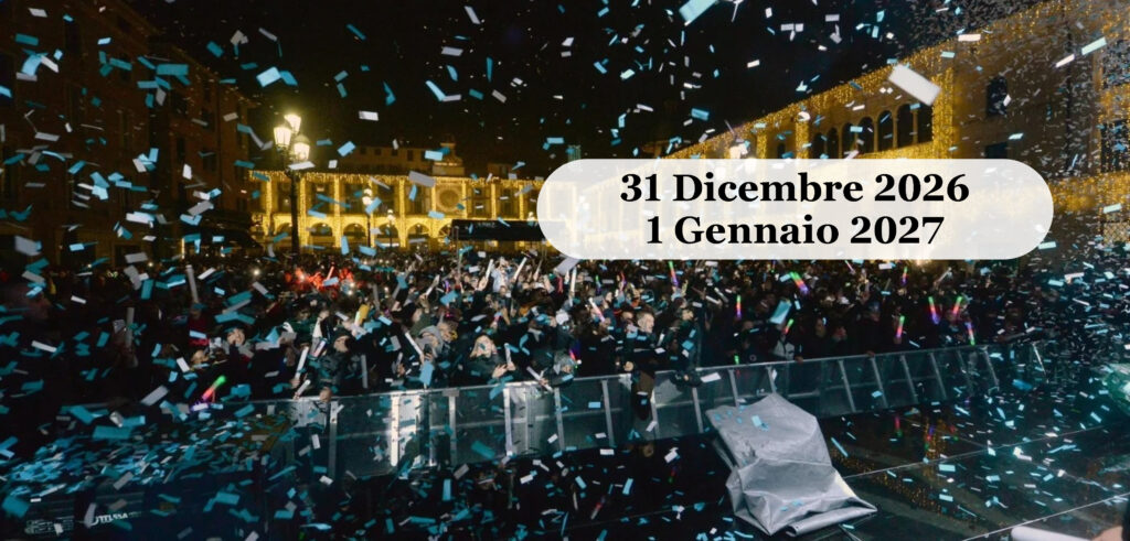 Festa di Capodanno in piazza con coriandoli, folla e palazzi illuminati
