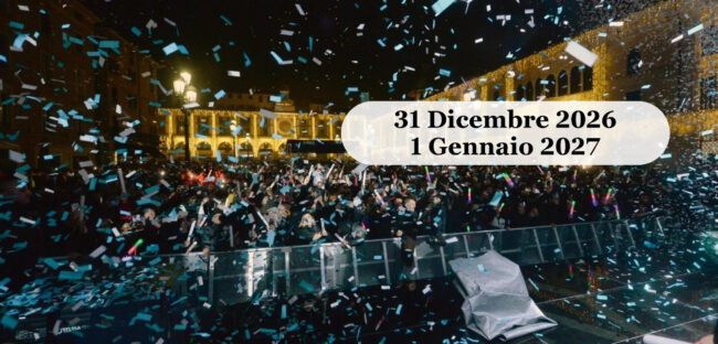 Festa di Capodanno in piazza con coriandoli, folla e palazzi illuminati