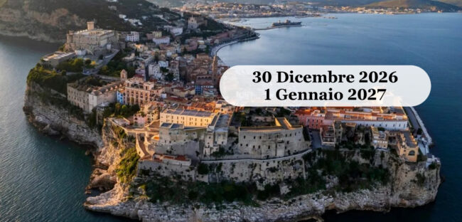 Il promontorio di Gaeta dall'alto con il centro storico, il castello e il porto