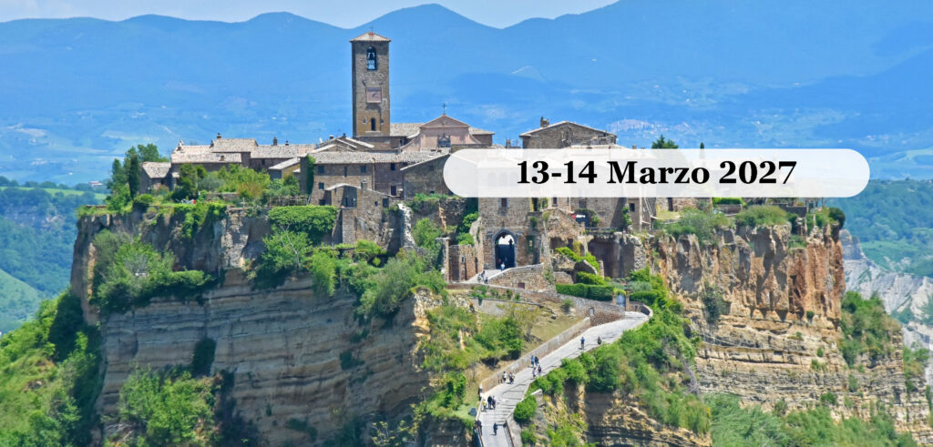Civita di Bagnoregio arroccata sullo sperone di tufo, raggiunta dal lungo ponte pedonale
