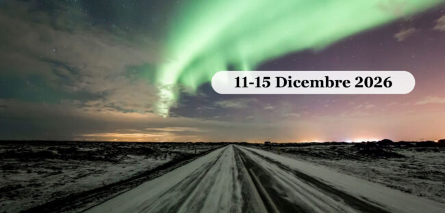 L aurora boreale verde sopra una strada innevata in Islanda