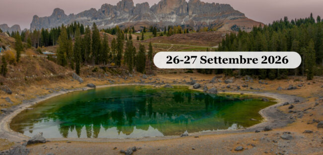 Il Lago di Carezza in autunno con le Dolomiti