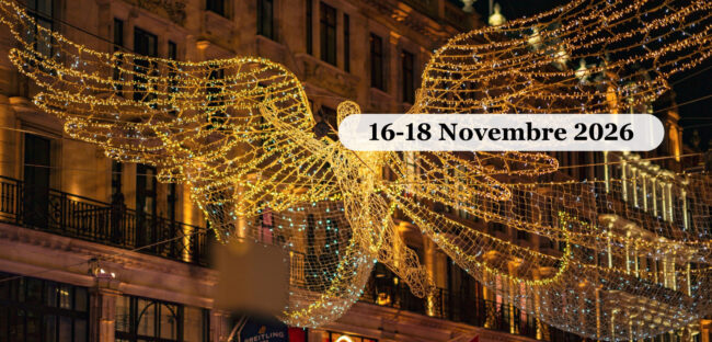 Le luci di Natale sopra una via del centro di Londra