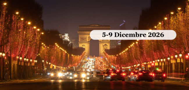 Gli Champs-Elysees illuminati per Natale con l Arco di Trionfo sullo sfondo
