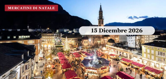 Piazza Walther a Bolzano dall alto con il Duomo e le casette del mercatino di Natale