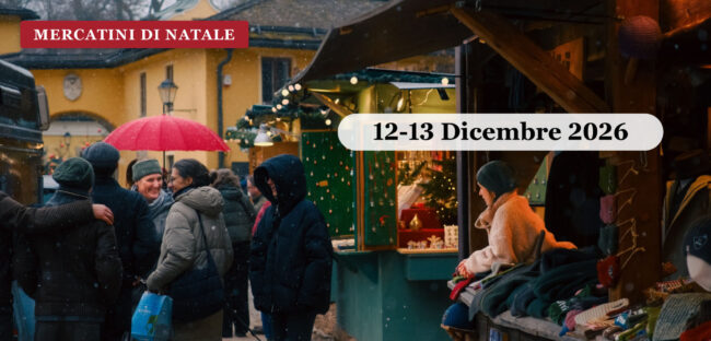Banchi di un mercatino di Natale alpino sotto la neve