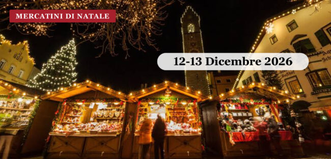 Il mercatino di Natale di Vipiteno con la Torre delle Dodici illuminata