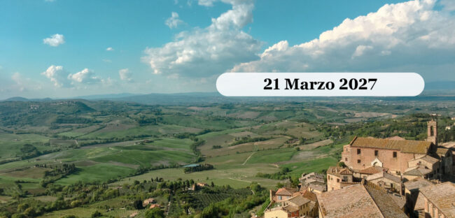 Montepulciano vista dall'alto, con i tetti del borgo in primo piano e le colline della Val di Chiana sullo sfondo