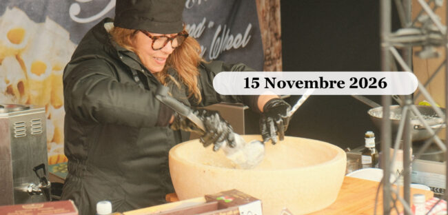 Banco gastronomico di una sagra con la forma di parmigiano