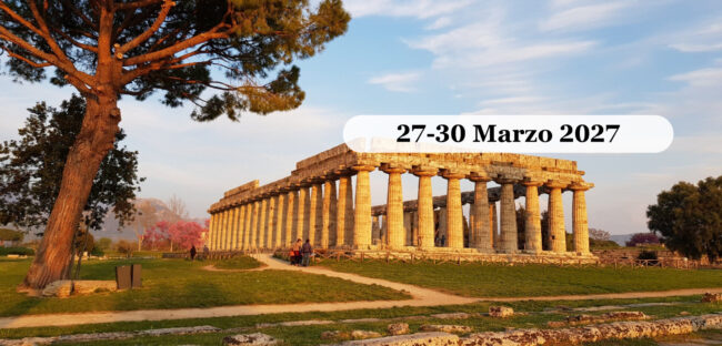 Il Tempio di Hera nel Parco Archeologico di Paestum al tramonto, con le colonne doriche illuminate e un pino marittimo in primo piano