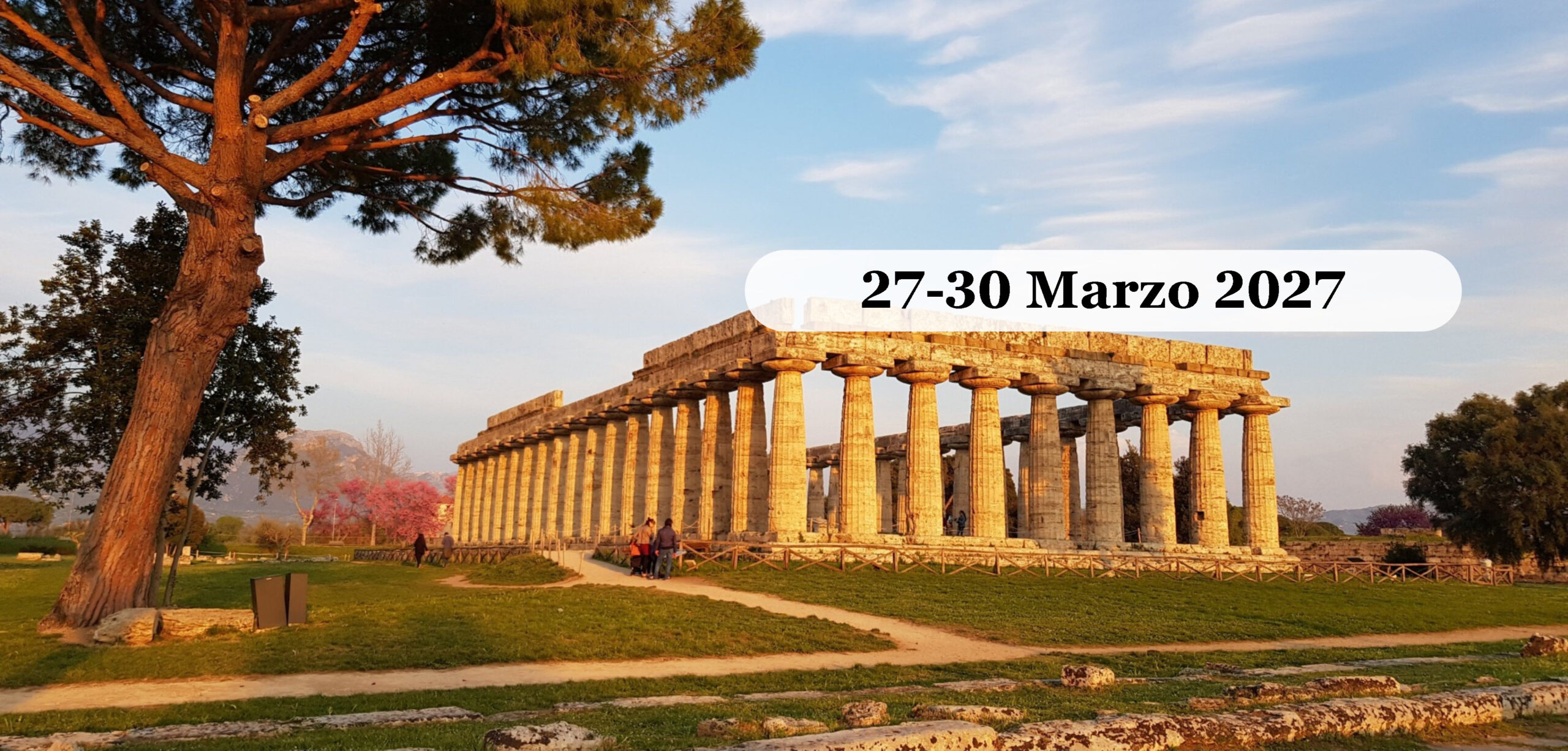 Pasqua in Cilento: i borghi, Paestum, la Certosa di Padula e le Grotte di Pertosa Marzo 2027 Il Tempio di Hera nel Parco Archeologico di Paestum al tramonto, con le colonne doriche illuminate e un pino marittimo in primo piano