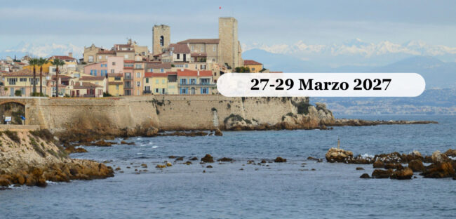 La città vecchia di Antibes sui bastioni affacciati sul mare, con le case colorate e le Alpi innevate sullo sfondo