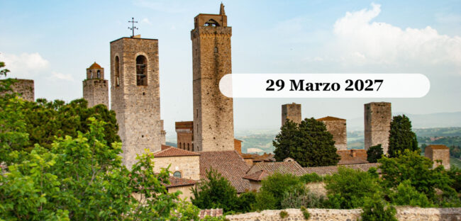 Le torri medievali di San Gimignano che svettano sopra i tetti del borgo, con le colline della Valdelsa sullo sfondo