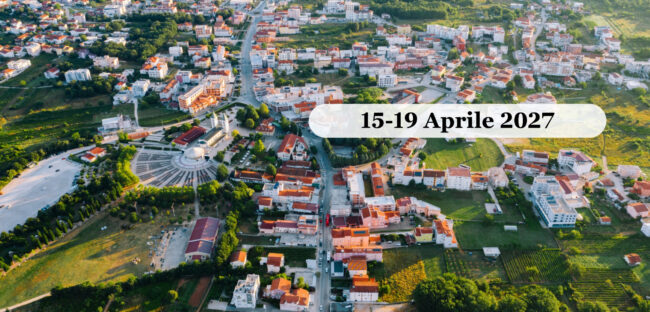 Veduta aerea di Medjugorje con la chiesa di San Giacomo dai due campanili e l'altare all'aperto circondato dalle panche