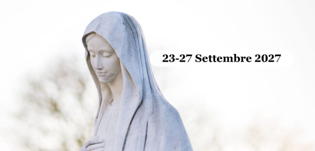 La statua in marmo bianco della Regina della Pace a Medjugorje, illuminata dalla luce calda del tramonto