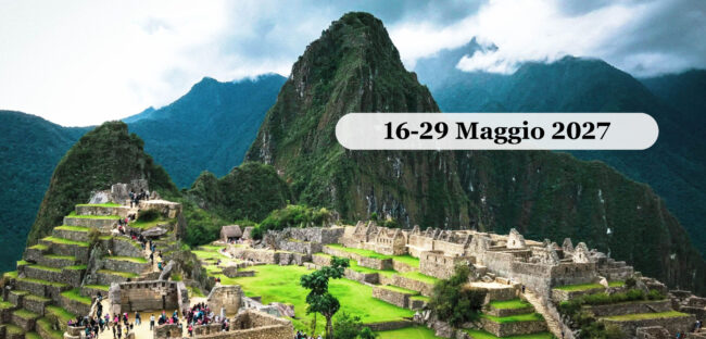 La città inca di Machu Picchu con le terrazze verdi, le rovine in pietra e il picco dell'Huayna Picchu sullo sfondo