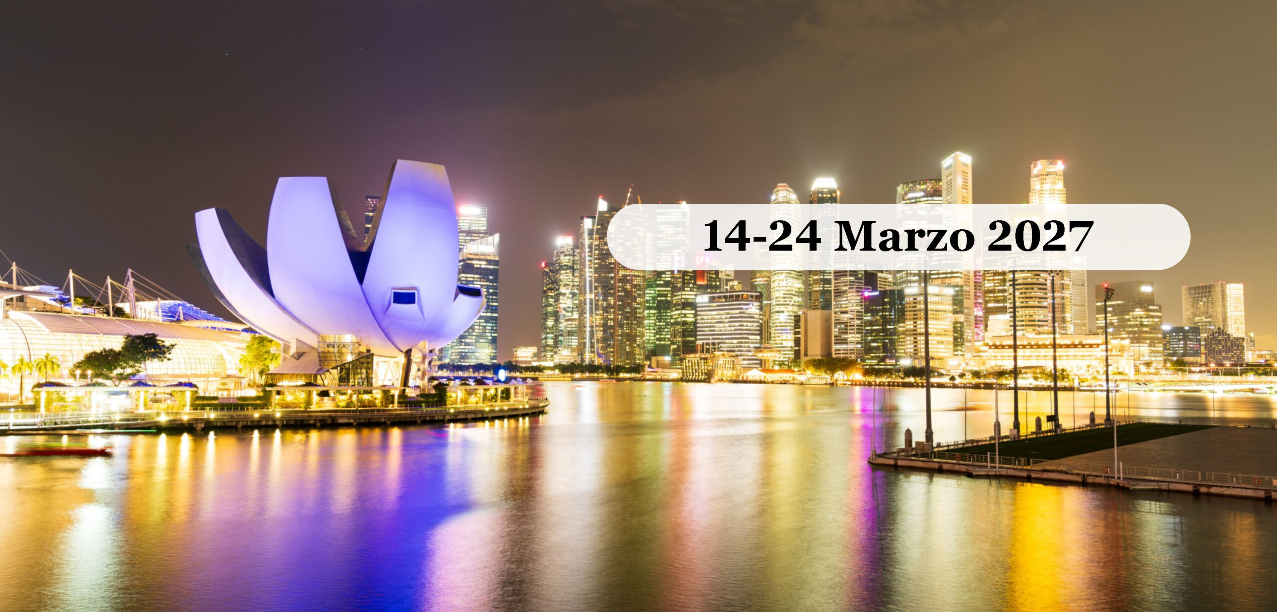 Singapore e la Malesia Marzo 2027 Lo skyline di Singapore su Marina Bay di notte, con l'ArtScience Museum a forma di loto e i riflessi sull'acqua
