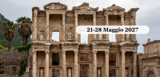 La facciata a due ordini di colonne della Biblioteca di Celso nel sito archeologico di Efeso, in Turchia