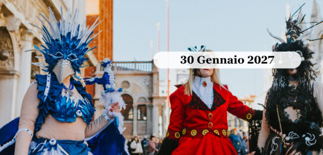 Maschere in costume blu e rosso al Carnevale di Venezia, davanti alla Basilica di San Marco