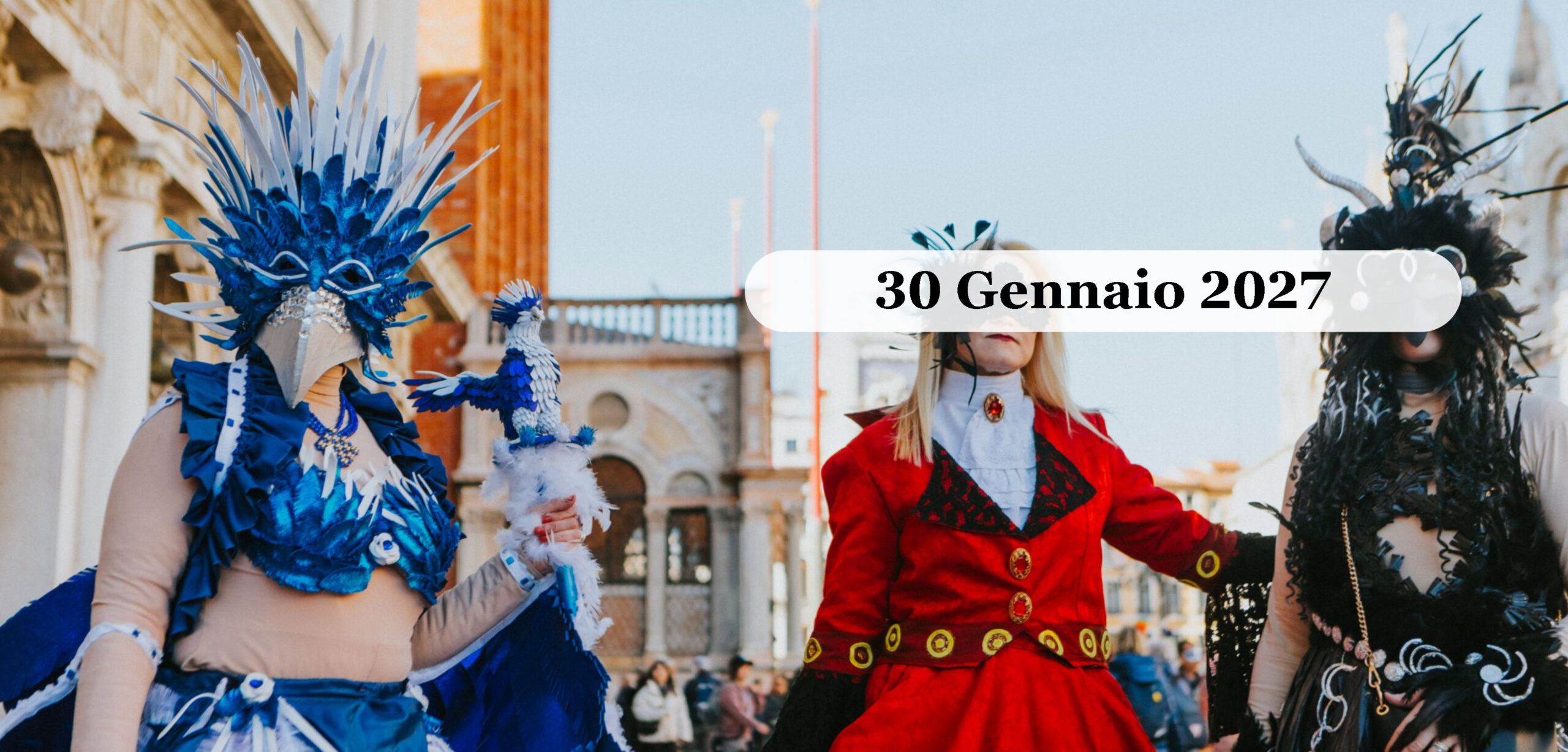 Venezia in maschera 30 Gennaio 2027 Maschere in costume blu e rosso al Carnevale di Venezia, davanti alla Basilica di San Marco