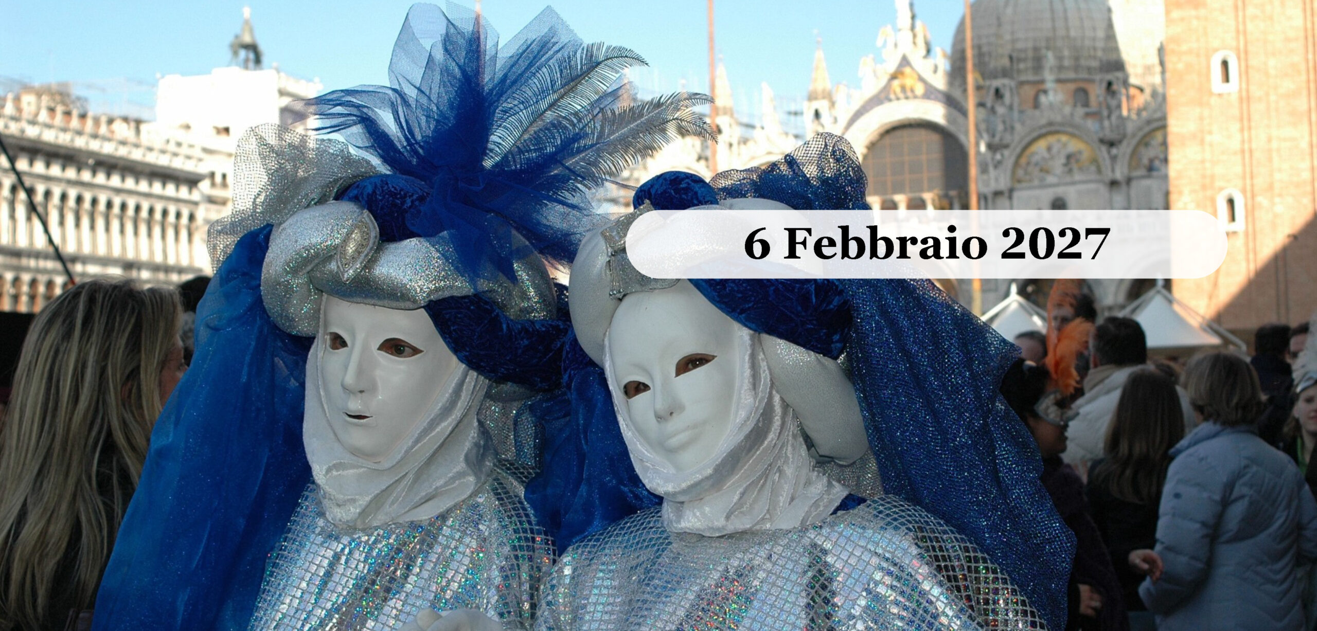 Venezia in maschera 6 Febbraio 2027 Due maschere veneziane bianche con copricapo blu piumato in Piazza San Marco