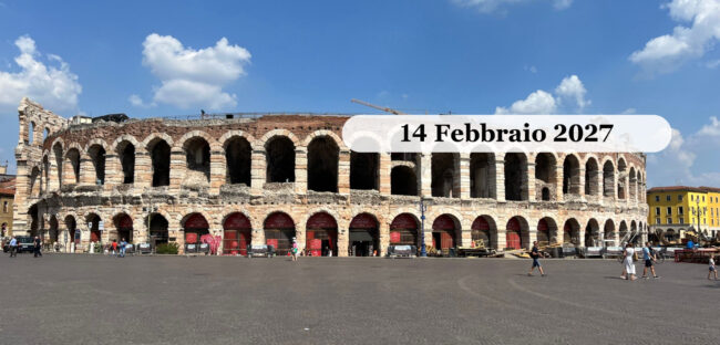 L'Arena di Verona, l'anfiteatro romano visto da Piazza Bra sotto un cielo azzurro