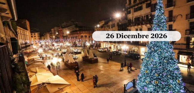 Piazza Erbe a Verona con l albero di Natale illuminato