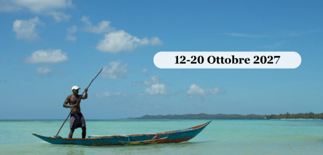 Piroga sul mare turchese di Nosy Be in Madagascar